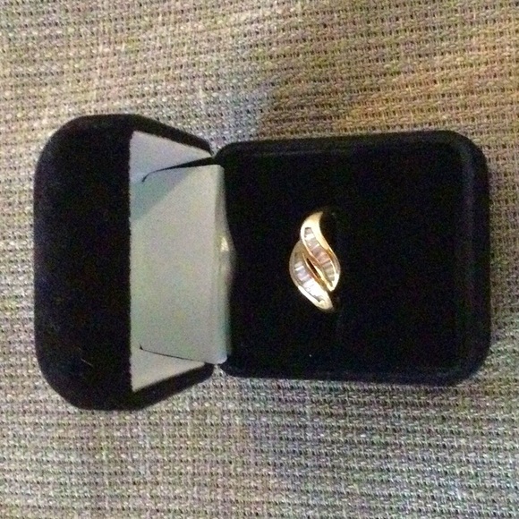 14k gold baguette diamond ring. Unsure of carat weight ? 0.3 - 0.5. Size 7. - Picture 1 of 3